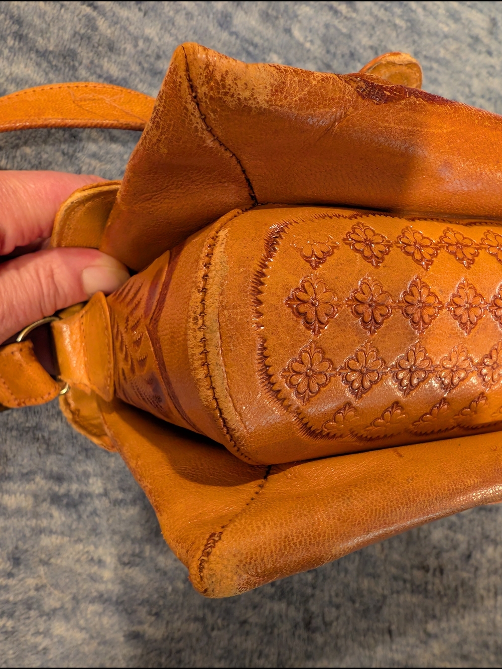 Handcrafted Vintage Tooled Leather Shoulder Bag - Flores' Bags - Picture 7 of 17